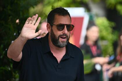Adam Sandler saluda a su llegada a Venecia, este miércoles