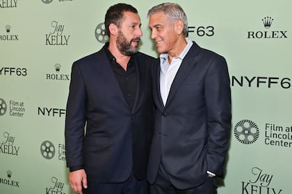 Adam Sandler y George Clooney, protagonistas de la película Jay Kelly