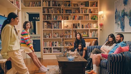 Adam Sandler y sus hijas en la nueva comedia "¡No estás invitada a mi bat mitzváh!" de Netflix