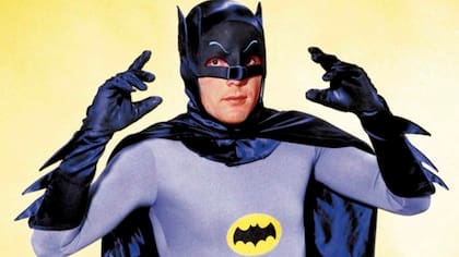 Adam West, el actor que se puso el traje del hombre muciélago y marcó a varias generaciones