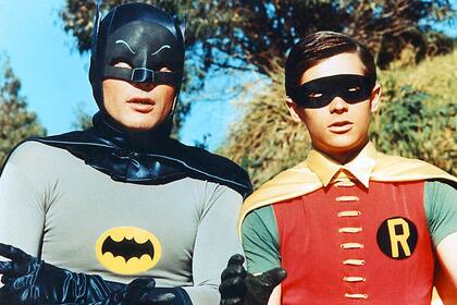 Adam West interpretando a Batman, al lado está el inseparable Robin