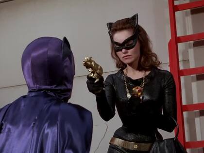 Adam West y Julie Newmar, una pareja que se sacaba chispas en la serie televisiva de Batman