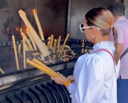 Adamari López aprovechó para encender algunas velas en el Santuario de Fátima