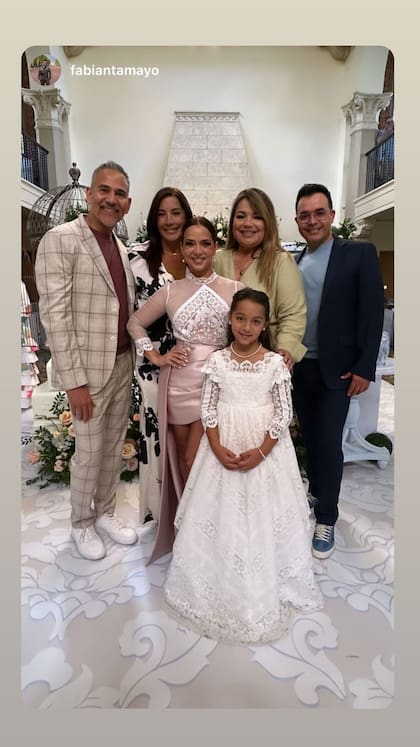 Adamari López compartió para sus ocho millones de seguidores en Instagram los detalles de la primera comunión de su hija, Alaïa