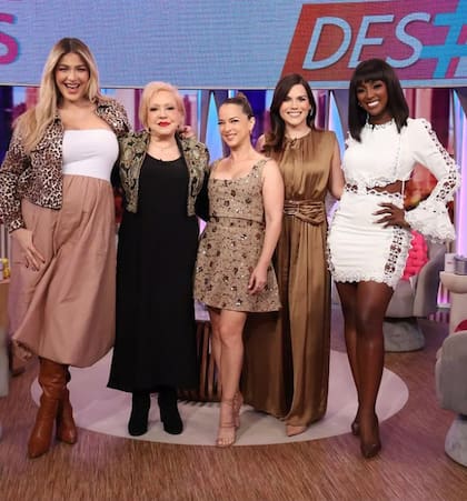 Adamari López junto a sus compañeras de 'Desiguales'