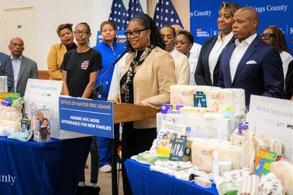 Adams anunció el plan junto a la Dra. Wendy Wilcox, directora de Salud de la Mujer de NYC Health Hospitals