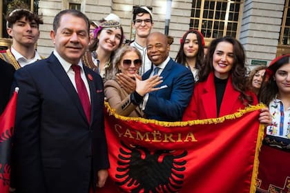 Adams había expresado interés en vivir fuera de Estados Unidos tras dejar la política.