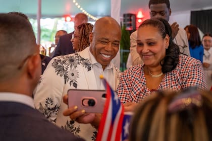 Adams posó junto a los asistentes al evento en Nueva York, enmarcado en la festividad anual