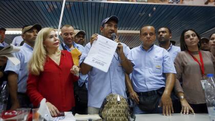 Adan Tortolero, miembro del Sindicato de Trabajadores de General Motors, se dirige a los empleados de la planta de la compañía en Valencia, Venezuela