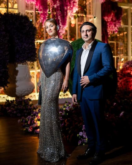 Adar Poonawalla, CEO de Serum Institute de la India, en el evento del viernes 1 junto a su mujer, la empresaria Natasha Poonawalla.