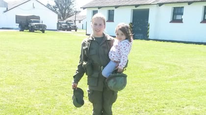 Adara Criado junto a su hija: entró al ejército con 18 años cuando su beba tenía 1