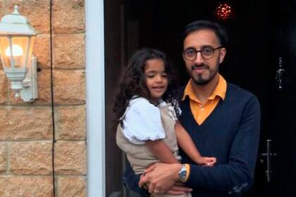 Adeel Azfal junto a su pequeña hija, devastado por el error cometido por la compañía constructora