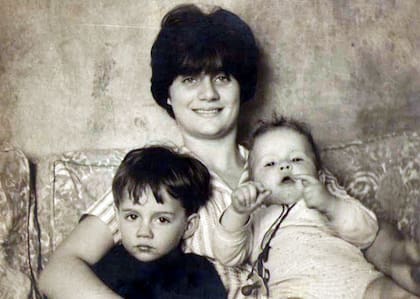 Adelaida Mangani con sus hijos, Gabriel (a quien todos conocemos como Vicentico, de Los Fabulosos Cadillacs) y Ariadna Bufano, quien hoy la acompaña en la obra