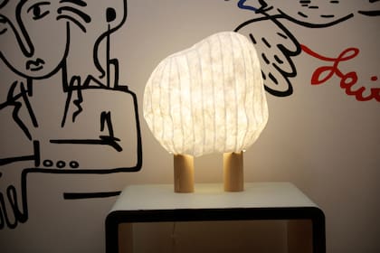 Lámpara con pantalla de papel tejido, diseñada por Ionna Vautrin para Super-ette