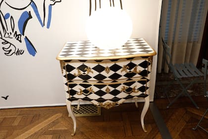 Una cómoda Louis XV, intervenida con rombos por Moissonnier