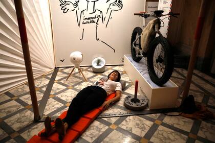 La bicicleta eléctrica diseñada por Philippe Starck se exhibe junto a otras piezas que representan la "innovación sustentable", como un banco con colchón y un purificador de aire