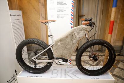 Bicicleta eléctrica todoterreno, diseñada por Philippe Starck. Tiene una cubierta de piel sintética que protege la batería de temperaturas extremas