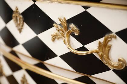 Detalle de una cómoda Louis XV, intervenida con rombos por Moissonnier