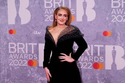 Adele, durante su ingreso a la ceremonia de los Brit Awards 2022