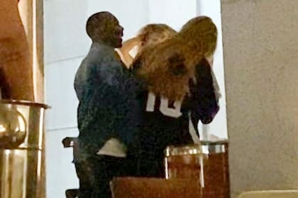 Adele fue vista abrazada a su novio, Rich Paul, en un restaurante neoyorkino