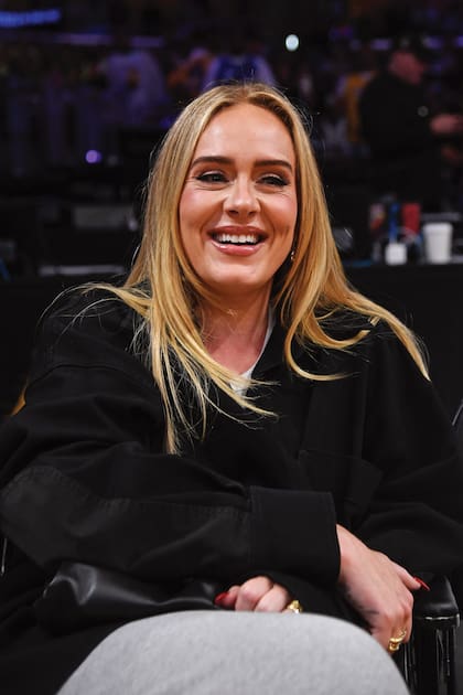 Adele invierte en real estate tanto en su país como en Estados Unidos: en 2022 compró por 58 millones de dólares la mansión de Sylvester Stallone en Beverly Hills.