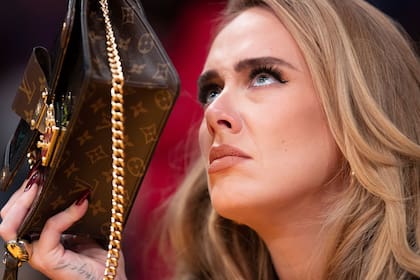 Adele usó su cartera con cierto malhumor para evitar las cámaras en un partido de Los Angeles Lakers