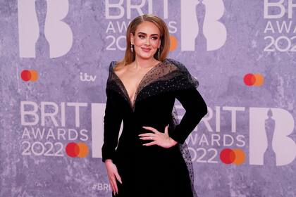 Adele y un deslumbrante look en los premios BRIT donde arrasó con las estatuillas