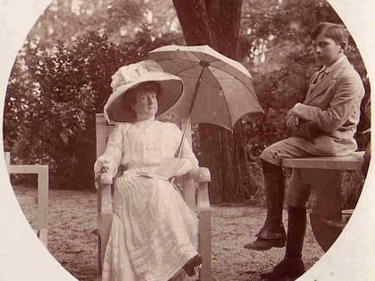 Adelia Harilaos de Olmos junto a uno de sus sobrinos nietos Elía Harilaos; ella nunca tuvo hijos, pero llevó a vivir con ella a los cinco hijos de su sobrina preferida luego de que ella falleciera
(Gentileza D’Aloia Criado)