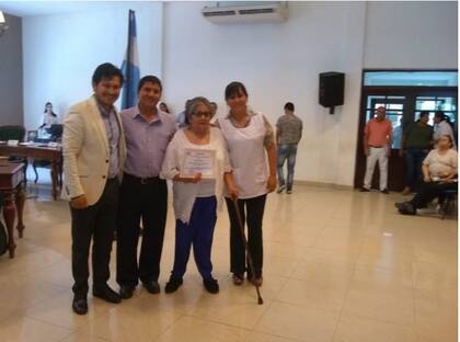 Adelma cursó en la escuela nocturna de 19 a 22 hs y recibió el diploma junto a su familia.
