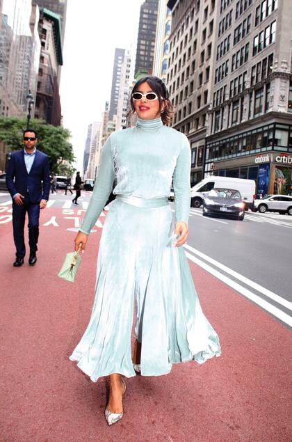 Además de actuar en películas, la ex Miss Mundo es actriz de teatro y lanzó su primer álbum discográfico en 2012.