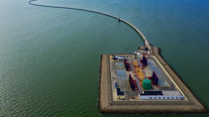 Además de acumular poder geopolítico, las islas artificiales también están ayudando a China a acceder al petróleo, como esta llamada Qingdong-5