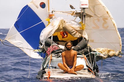 Además de aislante casero y dos pequeñas velas, ambos vehículos estaban atados por sogas para evitar que se pierdan durante la travesía