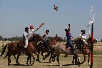 Antes elogiado por la "reciedumbre" de los jinetes, el pato se ha extendido a las mujeres; 48 lo han jugado en 2024, y este año tendrá una versión femenina en cada uno de los grandes certámenes.