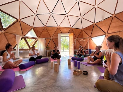 Además de alojamiento, el domo funciona como espacio de experiencias de bienestar.