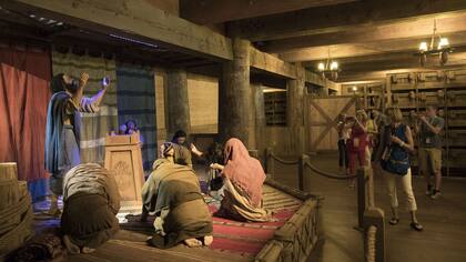 Además de animales, en el arca hay algunas reproducciones de escenas bíblicas