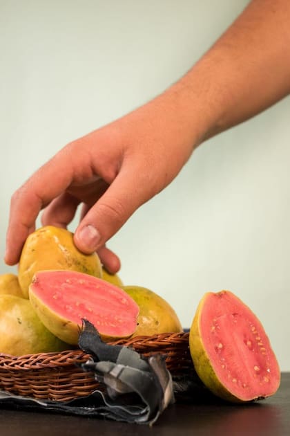Además de aportar casi 4 gramos de proteína, la guayaba es una de las frutas que más vitamina C puede proporcionar