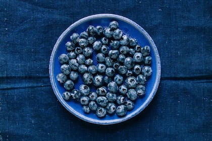 Además de aportar múltiples nutrientes, los arándanos son bajos en calorías