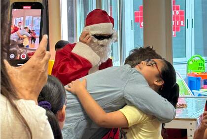 Además de Benjamín Vicuña, pasó por la Casa Ronald Papá Noel. La velada transformó la previa de las fiestas en un momento muy especial, donde el amor y la contención inundó el ambiente