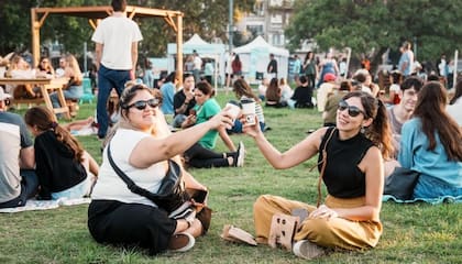 Además de cafés desde $4000 y opciones de pastelería desde $3500, habrá alternativas sin TACC, cine inmersivo, un living librería, juegos para chicos y adultos, lectura de la borra del café, retratos animados y una grilla musical que tendrá como uno de sus momentos centrales el show de Los Pericos
