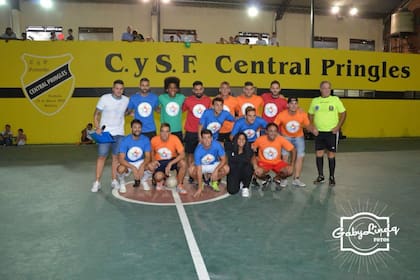 Además de colaborar con donaciones y en las charlas, los jugadores participan en partidos a beneficio. La entrada para los mismos es un útil escolar.