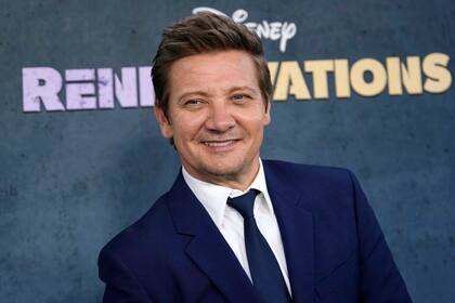 Además de conductor, Renner es productor ejecutivo del nuevo proyecto de Disney+