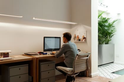 Además de contar con entrada de luz en el techo, el piso es transparente lo que permite llevarla a la planta baja.