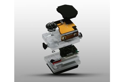 Además de contar con un pequeño motor que ajusta el sistema interno de cordones, el dispositivo cuenta con diversos sensores que permitirán registrar en detalle la actividad física del deportista