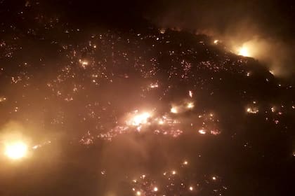 Además de declarar la emergencia, el decreto publicado este lunes determina que el territorio comprometido por los incendios en Santa Cruz queda formalmente encuadrado como zona de desastre