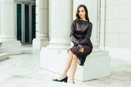 Además de dedicarse a la actuación –hace unos días, estrenó la segunda temporada de la serie de prime Amazon El fin del amor, en la que trabaja junto a Lali Espósito–, Vera también lleva en su sangre la pasión por la música (en 2020 lanzó su primer disco, Terso) y por la poesía, plasmada en su libro Eclosión.