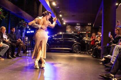 Además de descuentos, algunas terminales ofrecen shows culturales