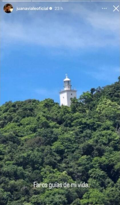 Además de disfrutar de la playa, Juana se mostró recorriendo los lugares más turísticos de la zona. En otro de sus posteos, retrató un faro blanco entre una frondoza vegetación. “Faros, guías de mi vida”, escribió junto a la imagen