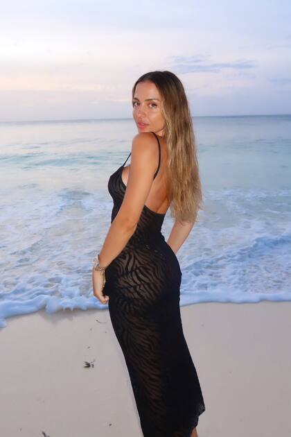 Además de disfrutar de las paradisíacas playas, la pareja voló en helicóptero y se fotografió con las tortugas gigantes, típicas de la zona.