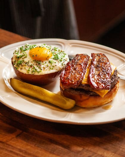Además de dos medallones de carne y de queso americano, la hamburguesa también contienen panceta y huevo