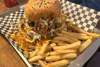 Además de empanadas, arepas y sopa de mondongo, también preparan hamburguesas